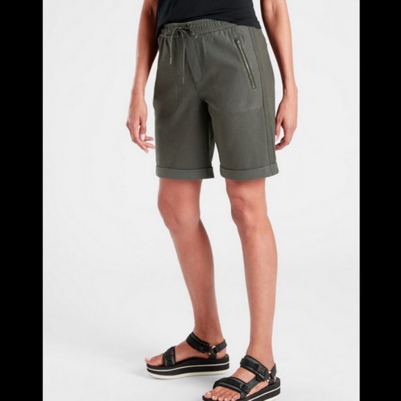 ATHLETA CYPRESS GREEN ELASTIC WAIST STRETCHY FARALLON 9" BERMUDA - Picture 1 of 4